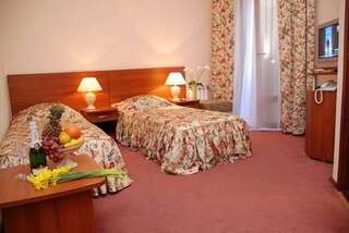 Гостиница Санаторий «Южное Взморье» Адлер Стандартный двухместный номер с 2 отдельными кроватями-1